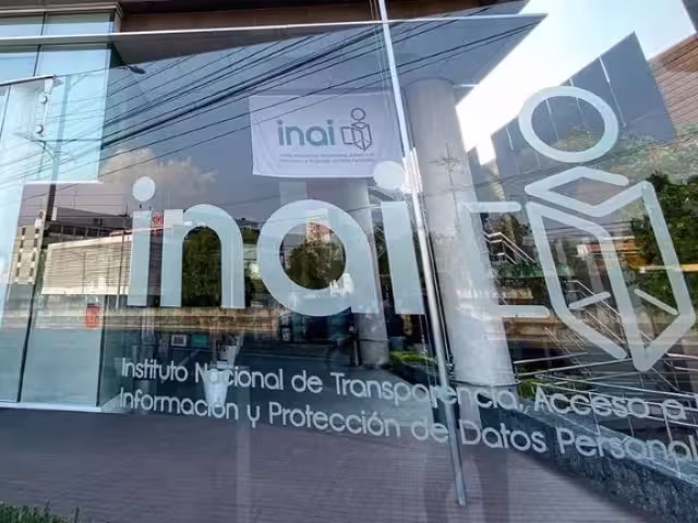 La mañana de este viernes, personal de la Secretaría Anticorrupción tomó posesión del edificio del extinto INAI