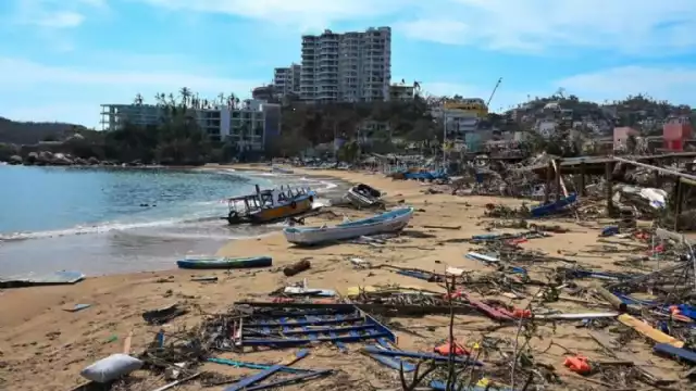 Habitantes en Acapulco llevan a cabo misa en memoria de los fallecidos por el huracán Otis.