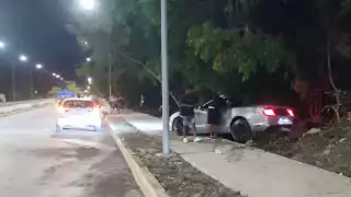 Choque vehicular en Playa del Carmen deja daños materiales