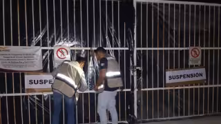 Personal del Ayuntamiento acudió al sitio para reinstalar las cintas de suspensión y mantener clausuradas las actividades.