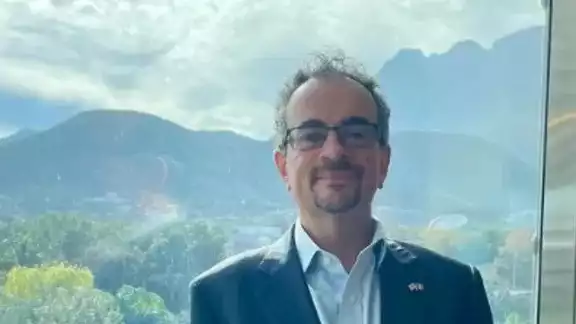 Embajador de Reino Unido en México es destituido por apuntar con un fusil a empleado