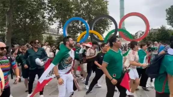 Mexicanos arman fiesta en París al bailar el Payaso del Rodeo