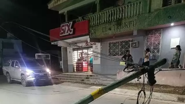 Caen dos postes de TELMEX en Escárcega; vecinos exigen pronta reposición