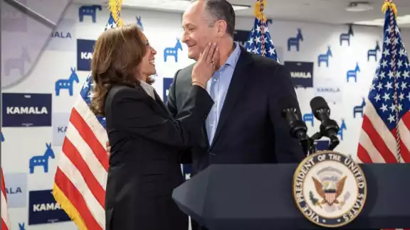 El esposo de Kamala Harris es cesado de su puesto en el museo del Holocausto.