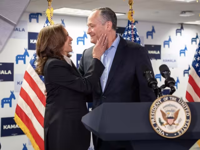 El esposo de Kamala Harris es cesado de su puesto en el museo del Holocausto.