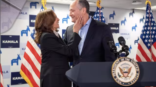 El esposo de Kamala Harris es cesado de su puesto en el museo del Holocausto.