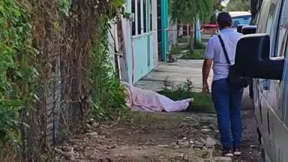 Encuentran hombre muerto con su cabeza atrapada entre barrotes en Chetumal