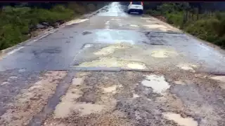 Pobladores de Champotón, Campeche reparan carreteras   