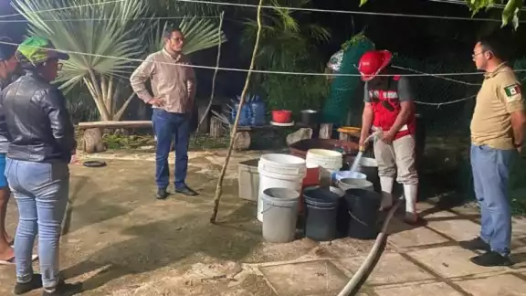 Una pipa con 21 mil litros del vital liquido arribó a la comunidad; sin embargo, esta medida servirá únicamente por unos pocos días, ya que es insuficiente. Una pipa con 21 mil litros del vital liquido arribó a la comunidad; sin embargo, esta medida servirá únicamente por unos pocos días, ya que es insuficiente.