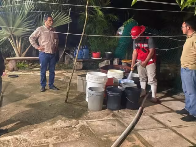 Una pipa con 21 mil litros del vital liquido arribó a la comunidad; sin embargo, esta medida servirá únicamente por unos pocos días, ya que es insuficiente.