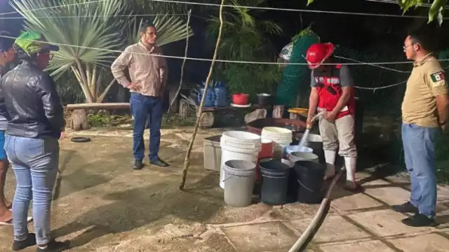 Una pipa con 21 mil litros del vital liquido arribó a la comunidad; sin embargo, esta medida servirá únicamente por unos pocos días, ya que es insuficiente.