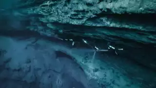 La profundidad máxima registrada en el cenote es de 120 metros, pero se cree que esta podría ser mayor
