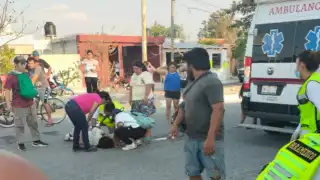 Gravemente lesionada termina una pareja en Campeche, al impactar su moto contra un coche: VIDEO  