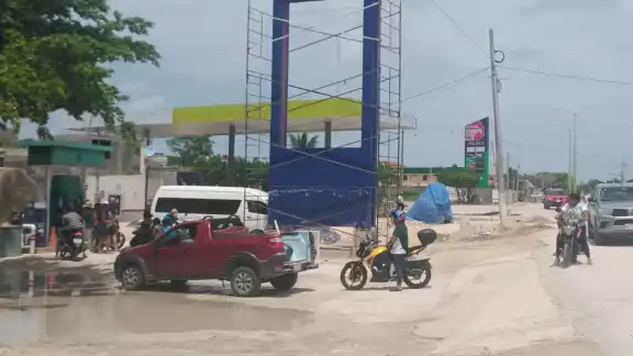 En Sabancuy, sólo hay una gasolinera para la Junta Municipal y sus 14 ejidos, causando largas filas para cargar combustible.