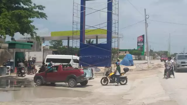 En Sabancuy, sólo hay una gasolinera para la Junta Municipal y sus 14 ejidos, causando largas filas para cargar combustible.