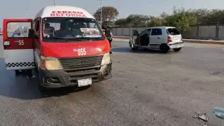 Combi provoca fuerte impacto sobre automóvil y deja 4 lesionados en Ciudad del Carmen