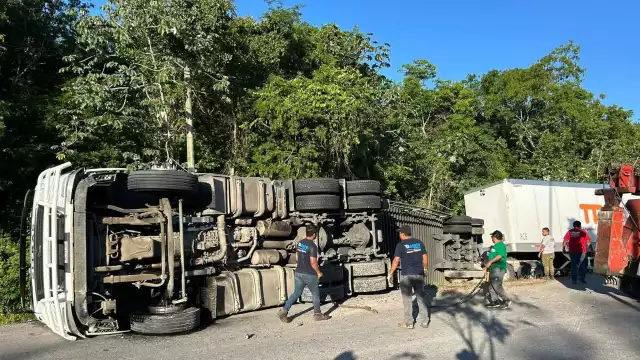 Paramédicos de la Cruz Roja brindaron atención médica al conductor