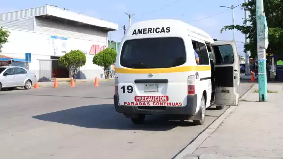 Debido a la falta de combis, las unidades rebasan el límite de pasajeros Debido a la falta de combis, las unidades rebasan el límite de pasajeros