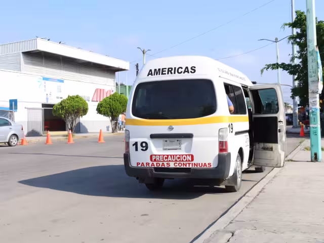 Debido a la falta de combis, las unidades rebasan el límite de pasajeros