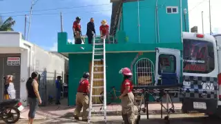 Rescatan a un adulto mayor luego de sufrir caída en su domicilio en la ciudad de Chetumal
