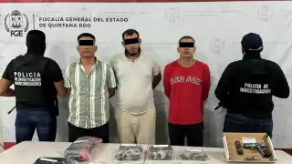 Capturan a líder criminal junto a dos hombres en un fraccionamiento de Cancún