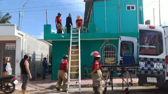 Los rescatistas utilizaron una escalera para bajar al adulto mayor lesionado. Los rescatistas utilizaron una escalera para bajar al adulto mayor lesionado.