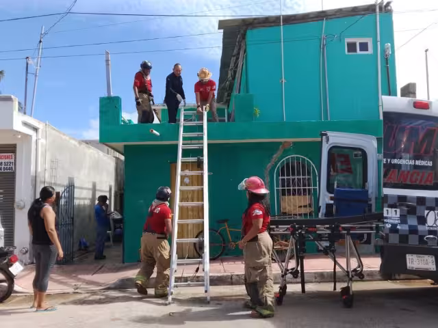 Los rescatistas utilizaron una escalera para bajar al adulto mayor lesionado.