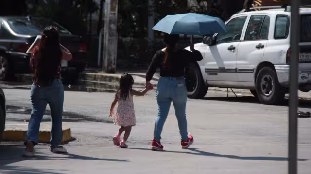 Recomiendan a la población de cuidarse de los rayos del sol al salir a la calle