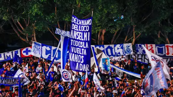 Afición celeste al 100 con Anselmi