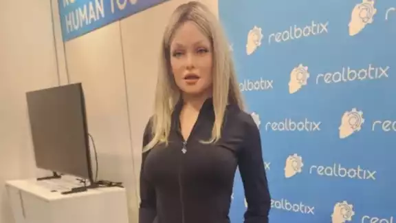 La mujer robot ha sorprendido en su presentación La mujer robot ha sorprendido en su presentación