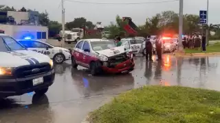 Un taxi de la agrupación “San Francisco” resultó destrozado del frente tras un accidente en la Avenida Ejército Mexicano.
