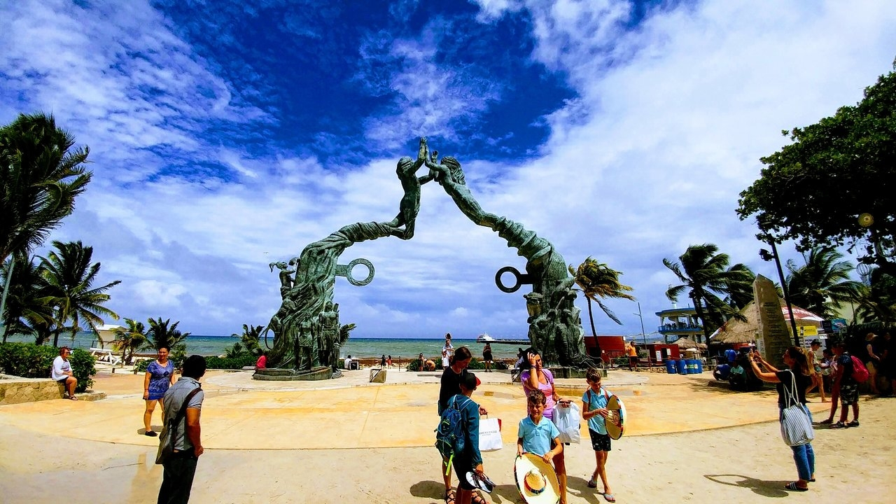 ¿Cuánto cobra un taxi de Cancún al Parque Los Fundadores de Playa del Carmen?