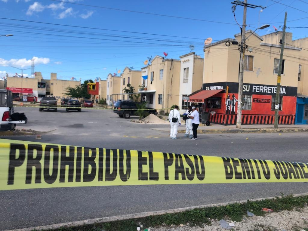 La zona del intento de asesinato en Cancún fue resguardada por policías mientras Servicios Periciales recababa evidencias La zona del intento de asesinato en Cancún fue resguardada por policías mientras Servicios Periciales recababa evidencias