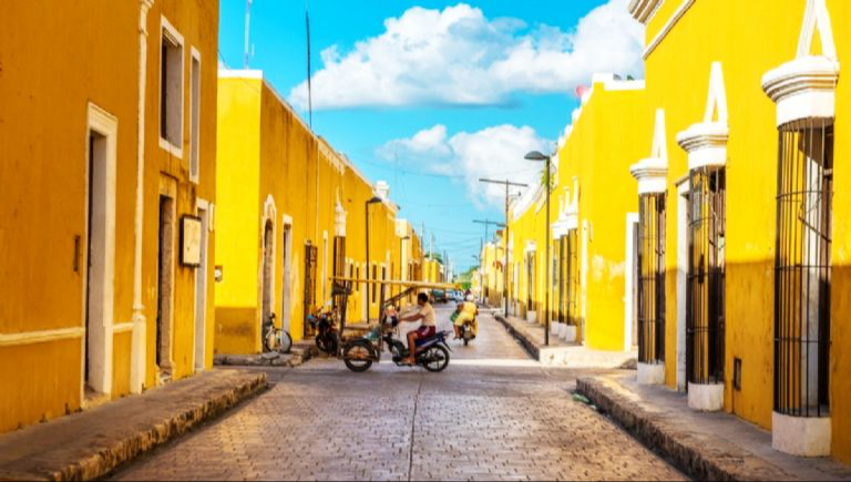 Las calles de Izamal son de color amarillo, siendo su gran atractivo Las calles de Izamal son de color amarillo, siendo su gran atractivo