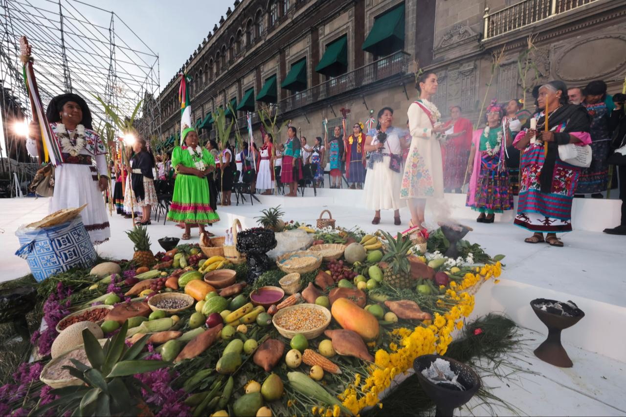 Así recibió Claudia Sheinbaum el Bastón de Mando en el Zócalo: FOTOS Así recibió Claudia Sheinbaum el Bastón de Mando en el Zócalo: FOTOS