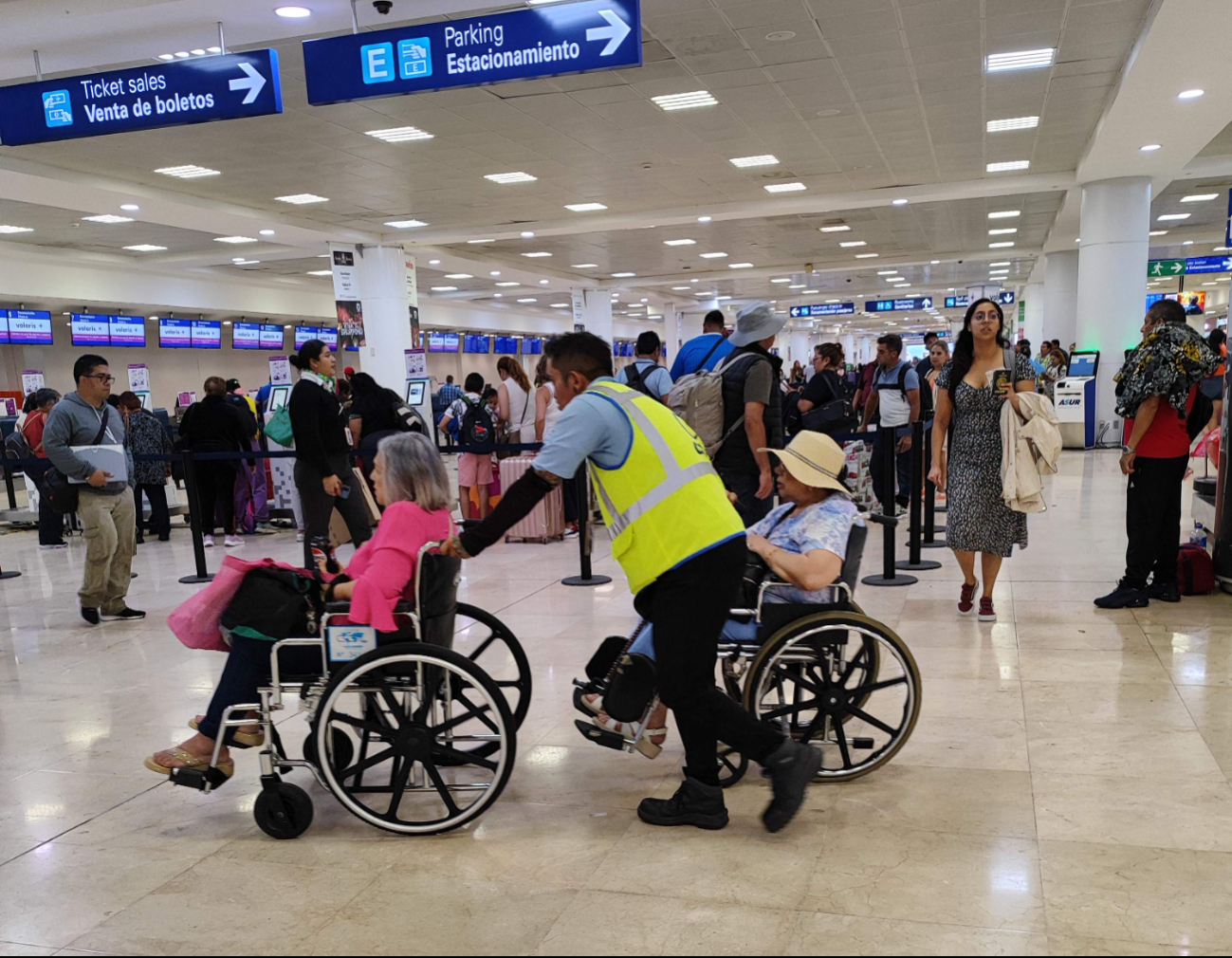 El joven estudiante desea trabajar en otras áreas del aeropuerto para ampliar su experiencia El joven estudiante desea trabajar en otras áreas del aeropuerto para ampliar su experiencia