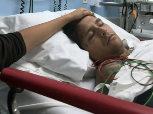 Historia en Instagram muestra al cantante Christian Nodal hospitalizado.
