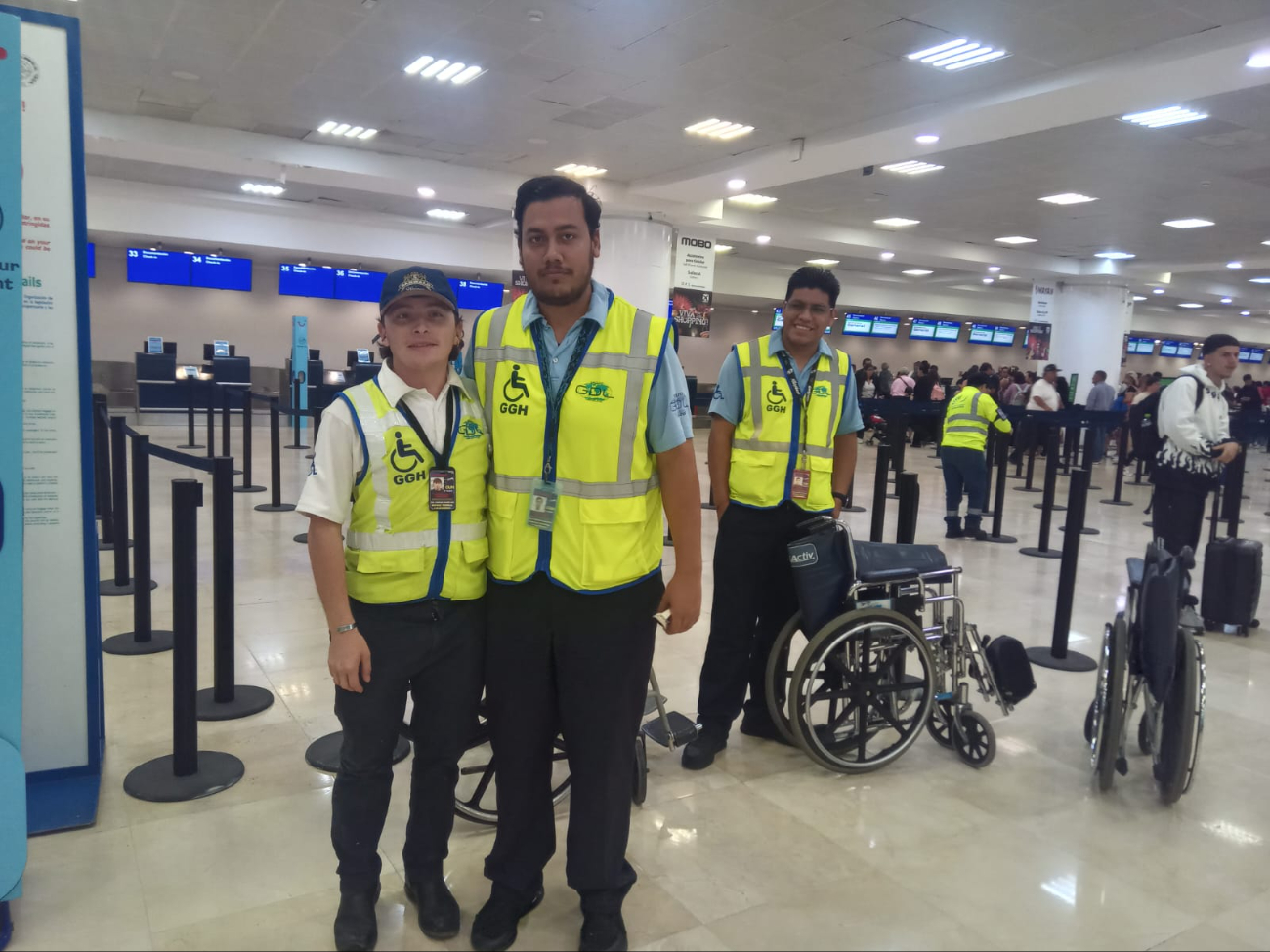 Domingo Damián ayuda a pasajeros a llegar a tiempo a sus vuelos Domingo Damián ayuda a pasajeros a llegar a tiempo a sus vuelos