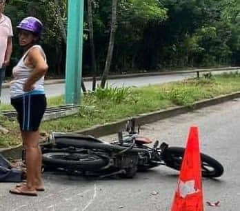 Motociclista se derrapa en el pavimento por exceso de velocidad en Chetumal