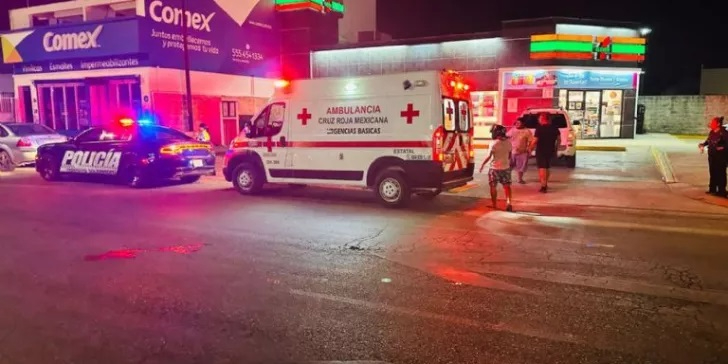 Motociclista se derrapa   por un charco de aceite en Playa del Carmen