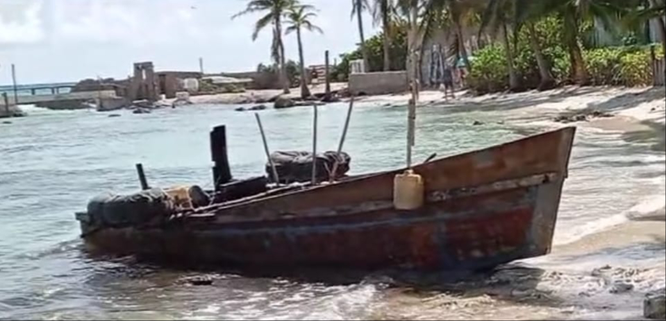 Aparece embarcación ilegal de cubanos en Playa Norte, Isla Mujeres Aparece embarcación ilegal de cubanos en Playa Norte, Isla Mujeres