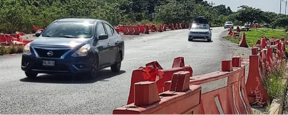 Carretera federal en pésimas condiciones es un problema para conductores en Lázaro Cárdenas