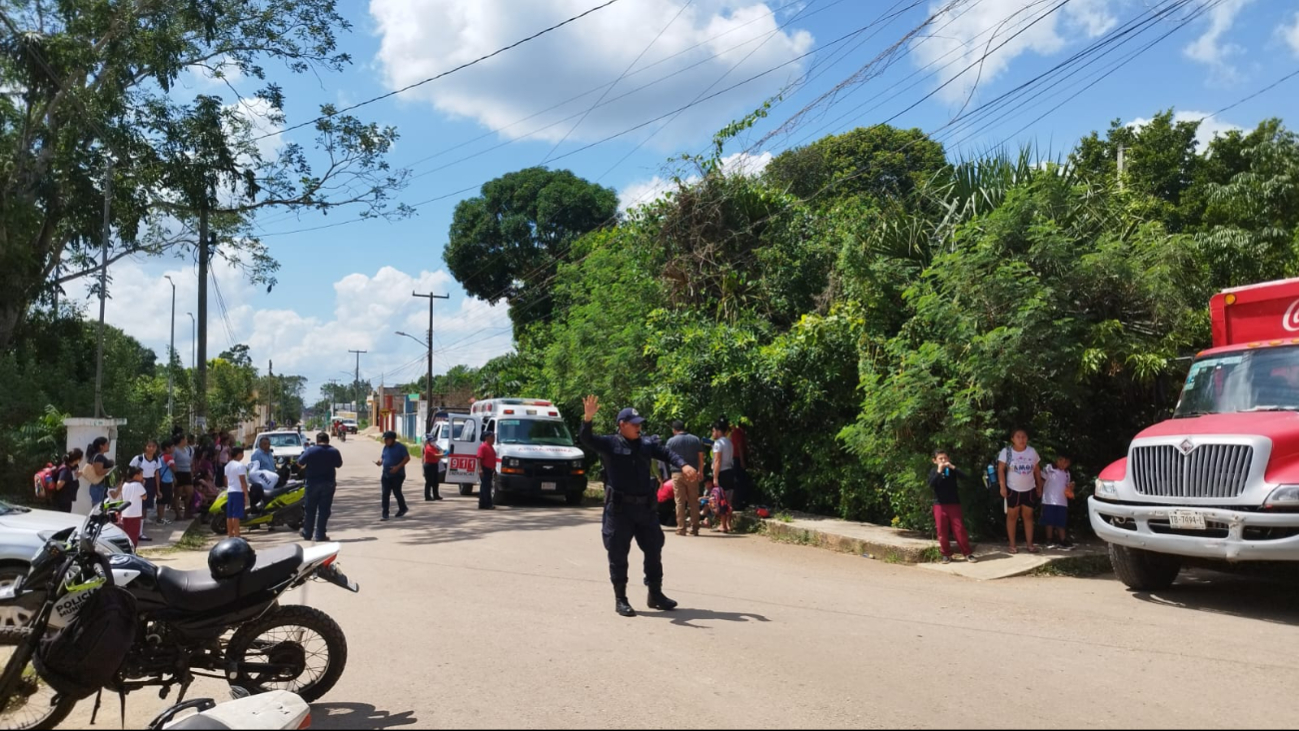 El menor huyó del lugar, mientras que la mujer fue llevada al hospital por un fuerte dolor en la mano