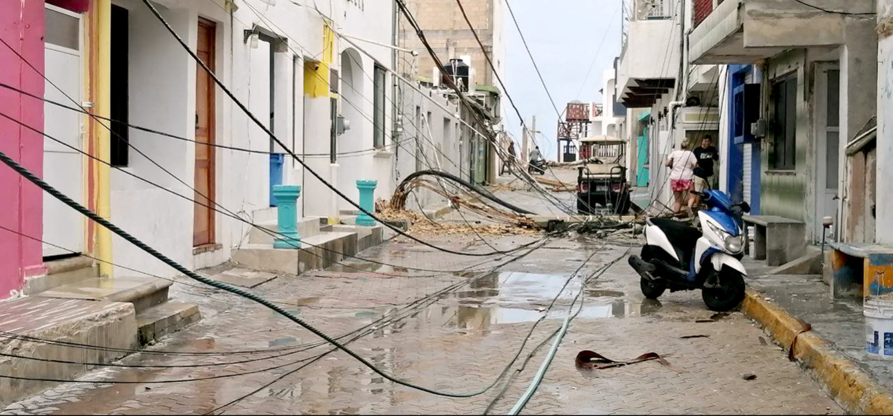 Isla Mujeres registra alrededor de 50 postes caídos a un mes del paso de “Beryl” Isla Mujeres registra alrededor de 50 postes caídos a un mes del paso de “Beryl”