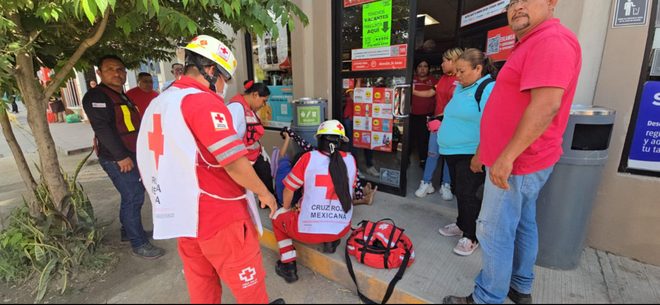 Mujer sufre convulsiones en la colonia Centro, en Escárcega
