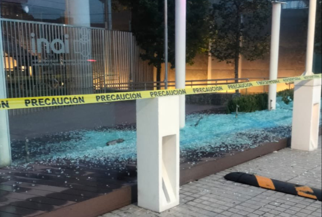 Detienen a sospechoso por vandalismo en sede del INAI en Coyoacán