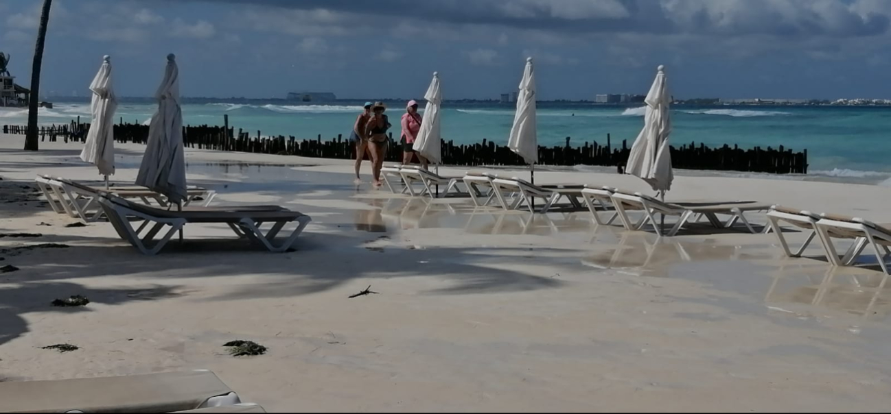 Las fuertes olas comenzaron a llevar el agua a la zona de camastros