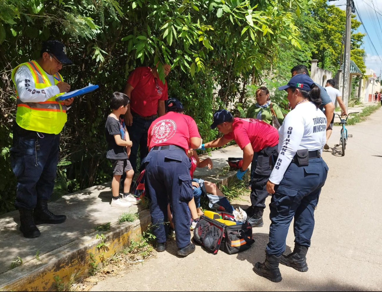 Mujer cae de su motocicleta al evitar atropellar a un niño  en José María Morelos