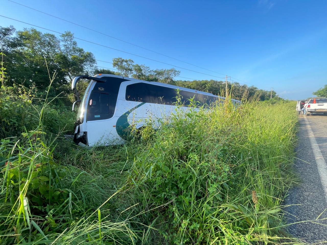 Camión de obreros vuelca en Hopelchén; deja 4 lesionados