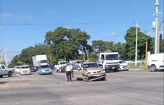 El taxista y pasajeros fueron trasladados al hospital para su revisión, mientras que el otro coche sufrió daños El taxista y pasajeros fueron trasladados al hospital para su revisión, mientras que el otro coche sufrió daños